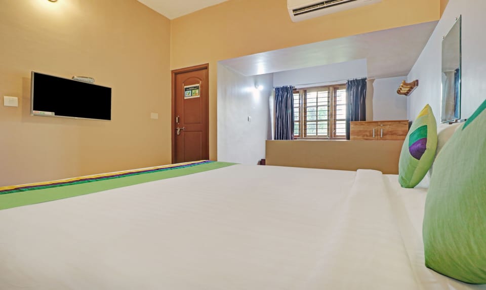Standard Room | Desk, iron/ironing board, rollaway beds, bed sheets