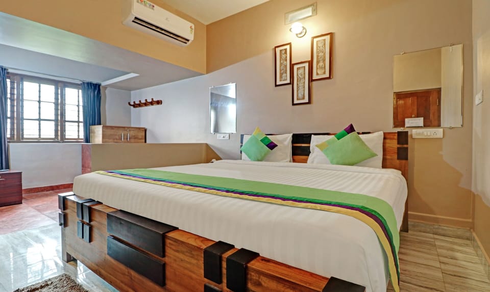 Standard Room | Desk, iron/ironing board, rollaway beds, bed sheets