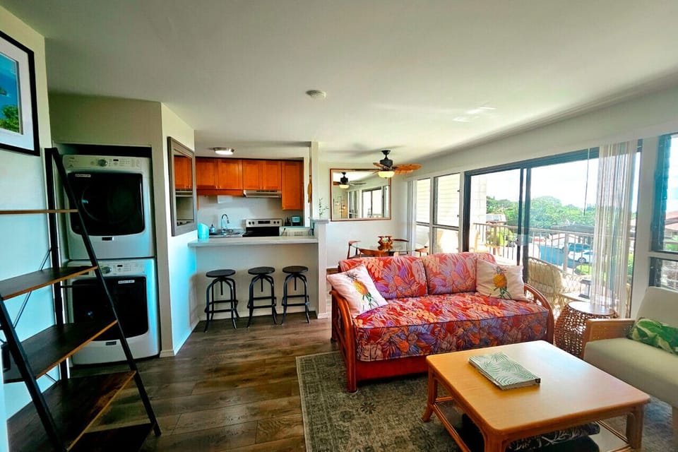Breakfast bar and dining area provide ample indoor seating