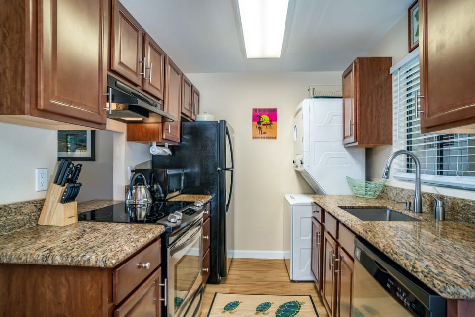 Enjoy dining in with full kitchen