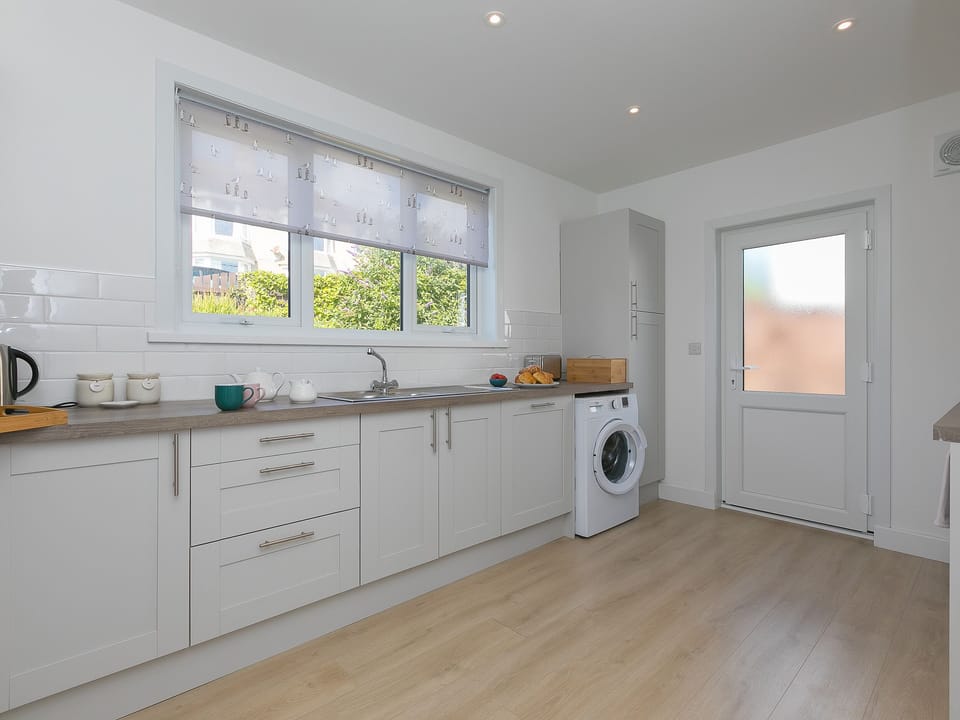 Cottage | Private kitchen | Fridge, microwave, dishwasher, electric kettle