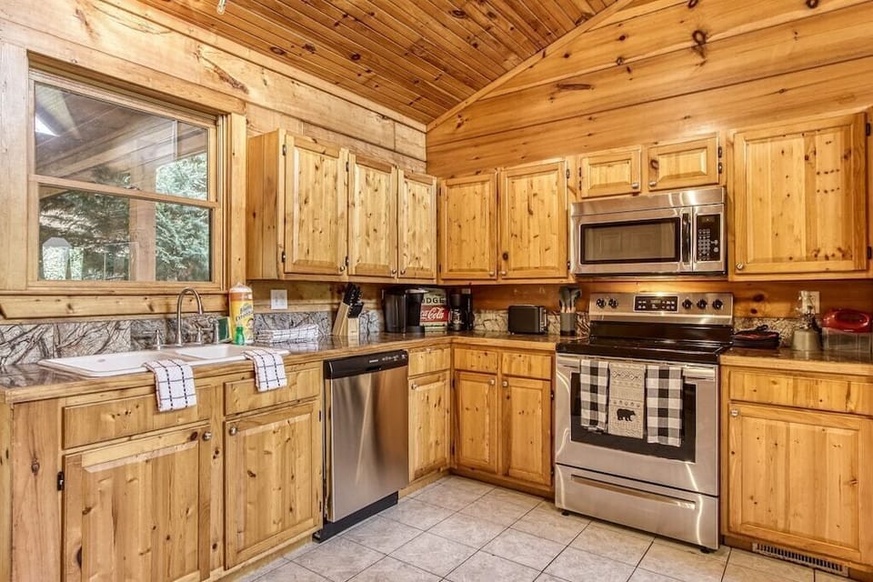 Willow Heights Lodge's fully equipped kitchen