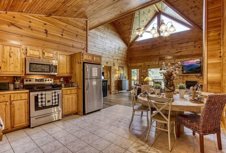 Willow Heights Lodge's inviting dining area