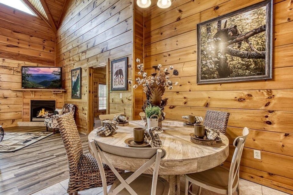 Willow Heights Lodge's inviting dining area