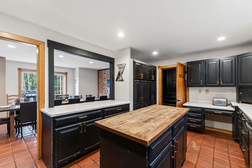 Kitchen: Stainless steel appliances, 2 gas stoves, 2 dishwashers, large island