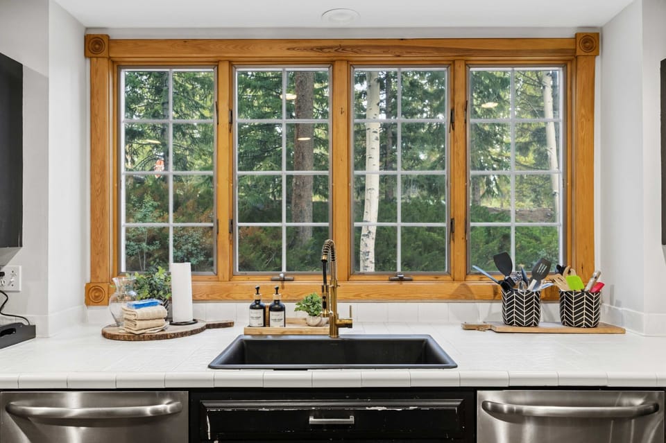 Kitchen: Stainless steel appliances, 2 gas stoves, 2 dishwashers, large island
