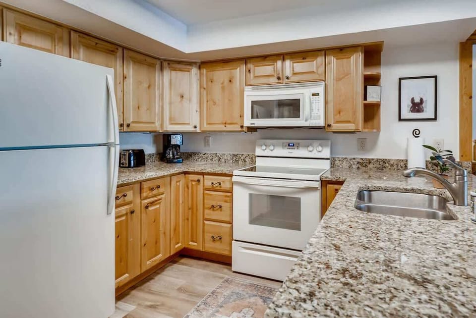 Fully stocked kitchen.  Just bring your food for cooking!