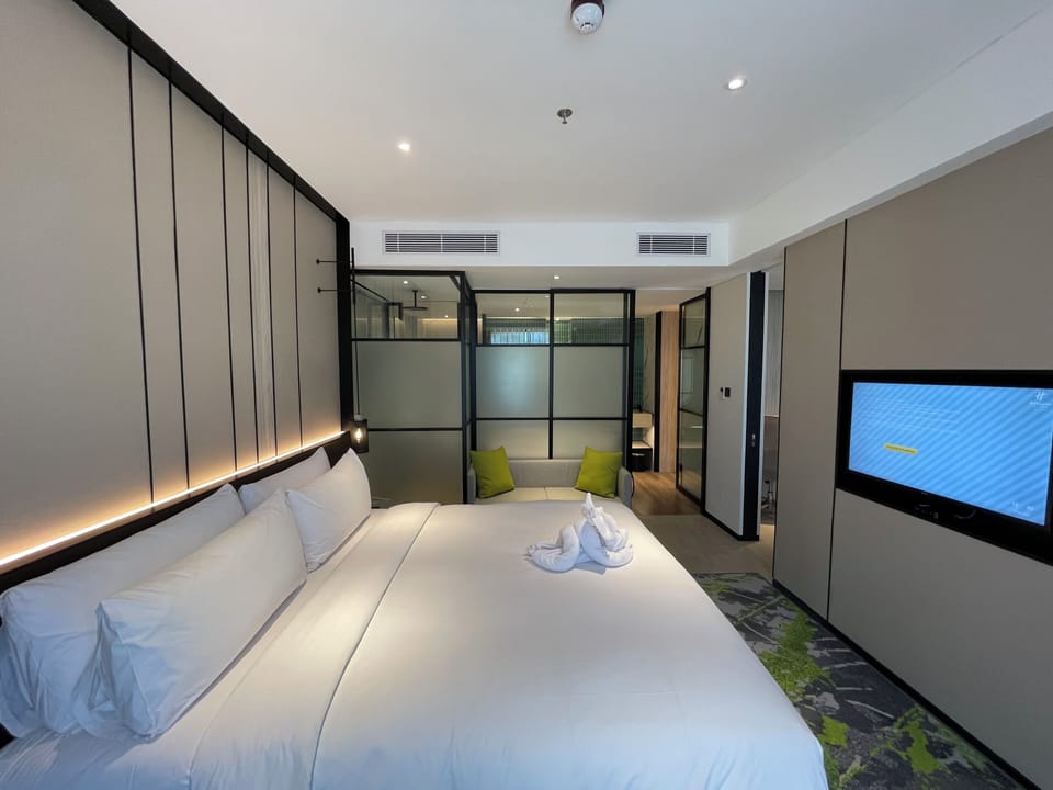 Suite, 1 Bedroom | Desk, laptop workspace, soundproofing, free cribs/infant beds
