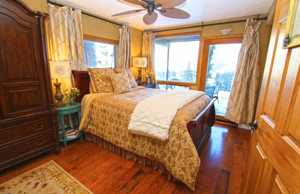 Queen Bedroom #1 w/ patio