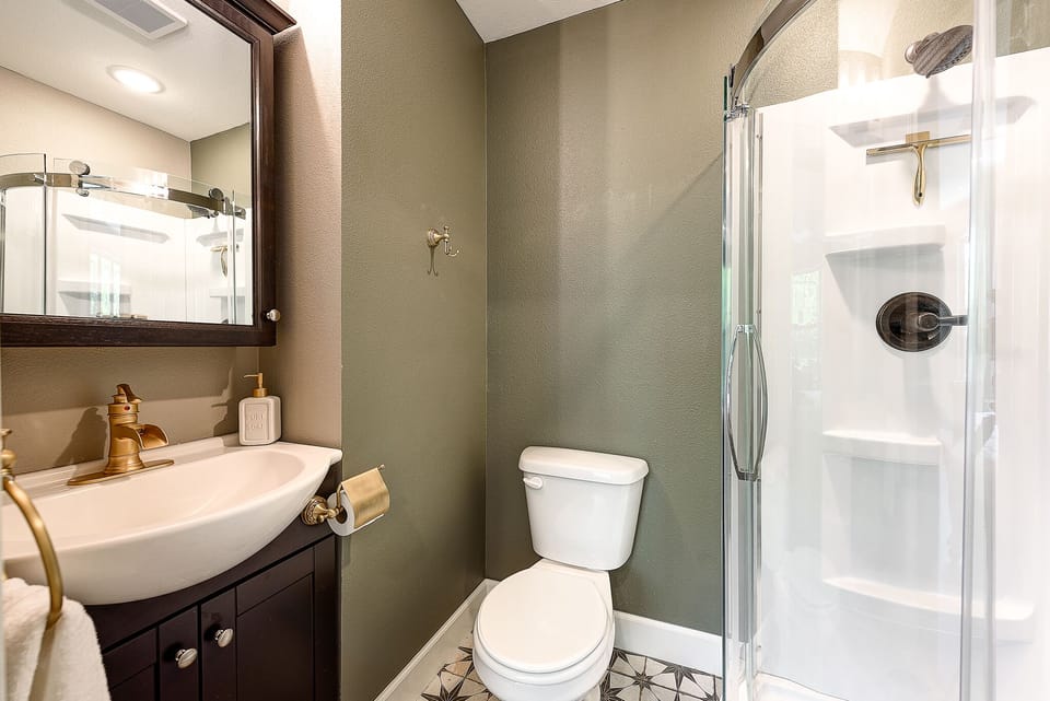 Green Bathroom (Full)
