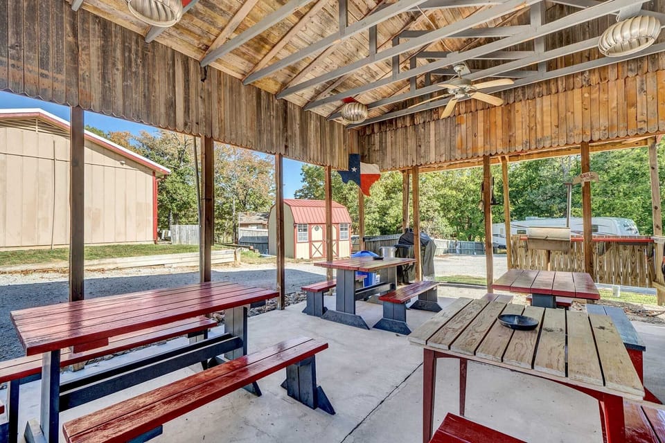 Pavilion with gas grill (2)