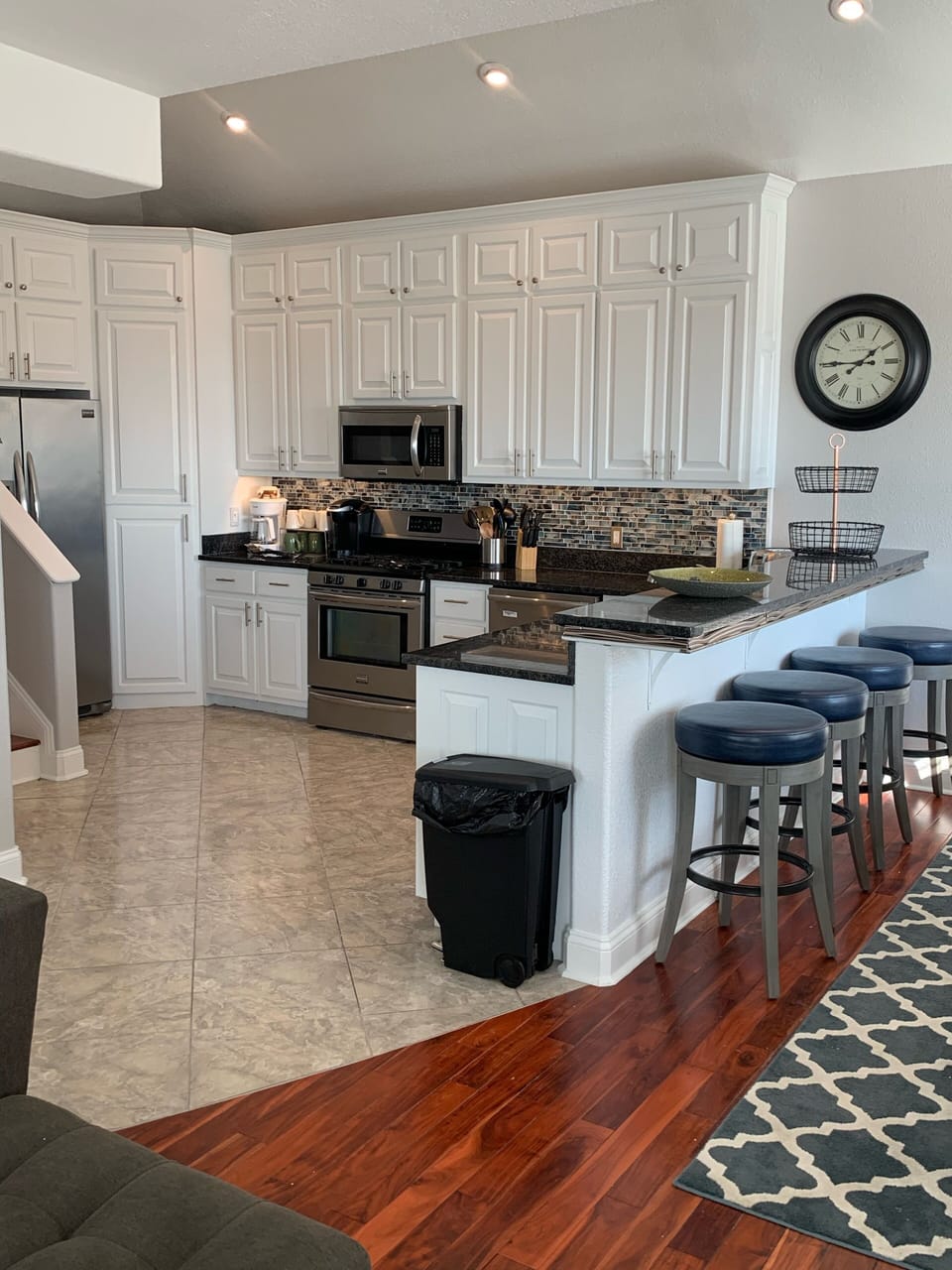  Fully stocked kitchen