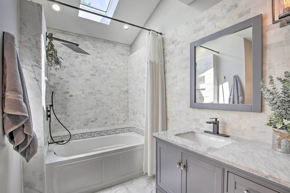 Full Bathroom | Towels Provided