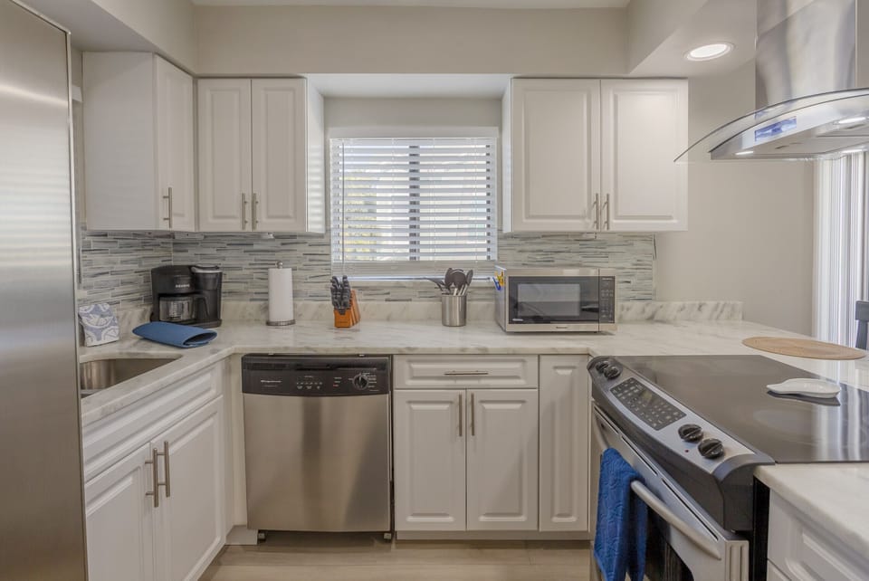 Apartment, 2 Bedrooms, Pool Access, Pool View | Private kitchen | Microwave, oven, dishwasher, coffee/tea maker