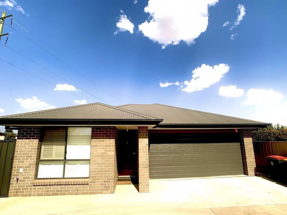 Pet friendly home near Golfing, National Parks, Caves, Lake Canobolas and vineyards.