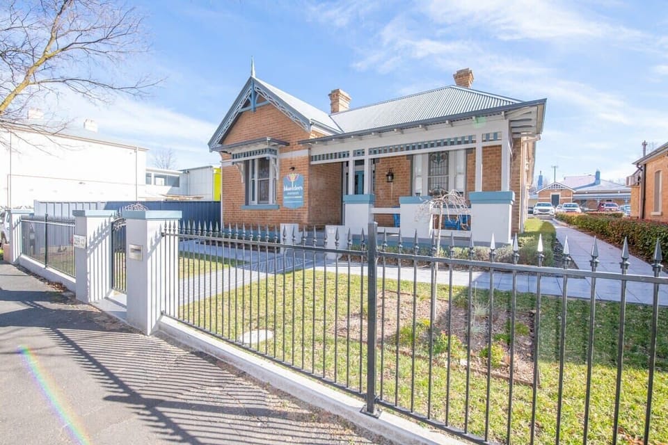 Professionally managed historical home located in Orange's CBD, close to vineyards, golfing, boutiques and restaurants.