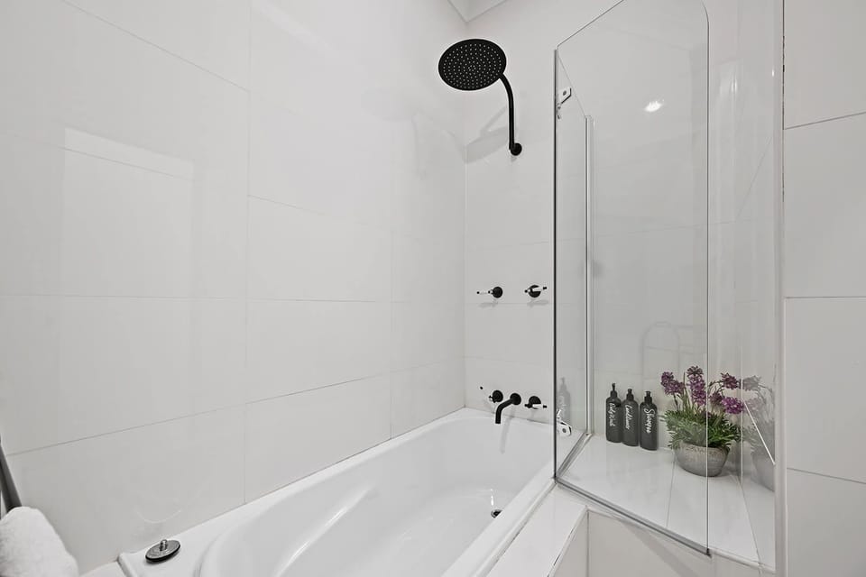 Main Bathroom: Shower/Bathtub