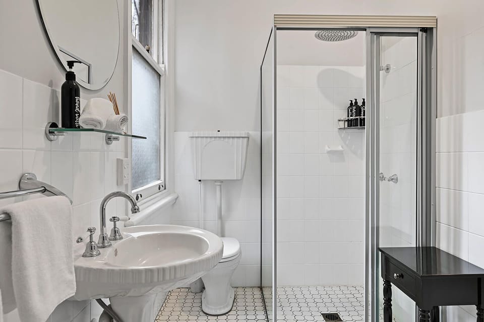 Ensuite: Shower + Toilet