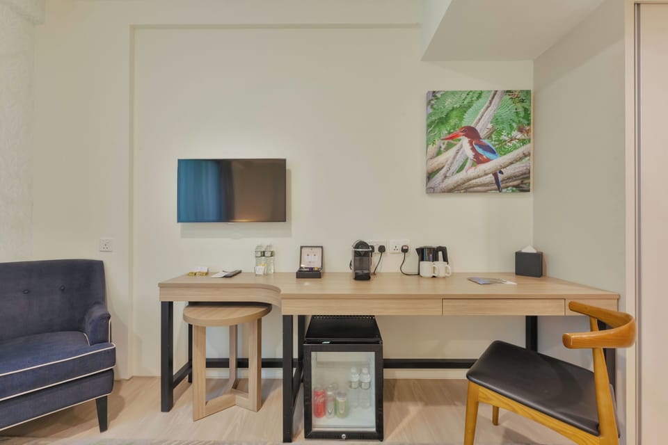 Deluxe King Room | In-room safe, desk, laptop workspace, blackout drapes