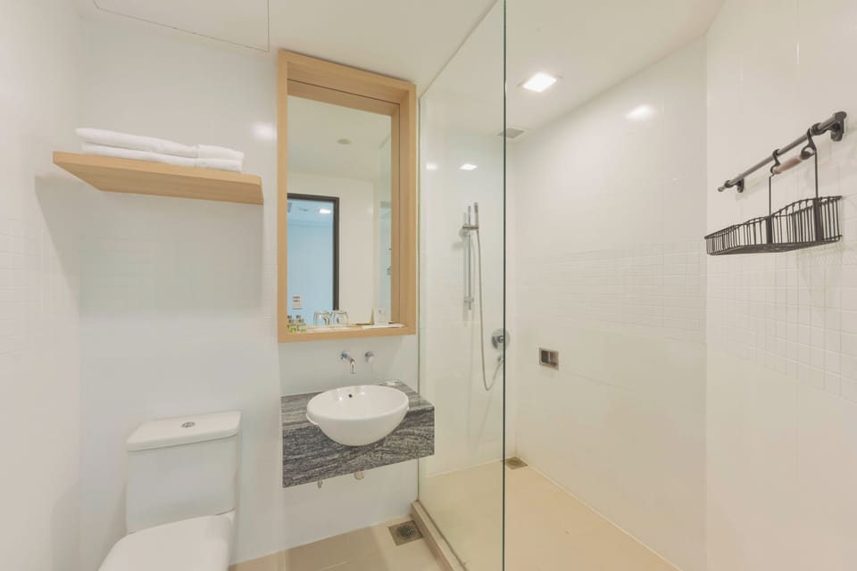 Standard King Room | Bathroom | Shower, free toiletries, hair dryer, slippers