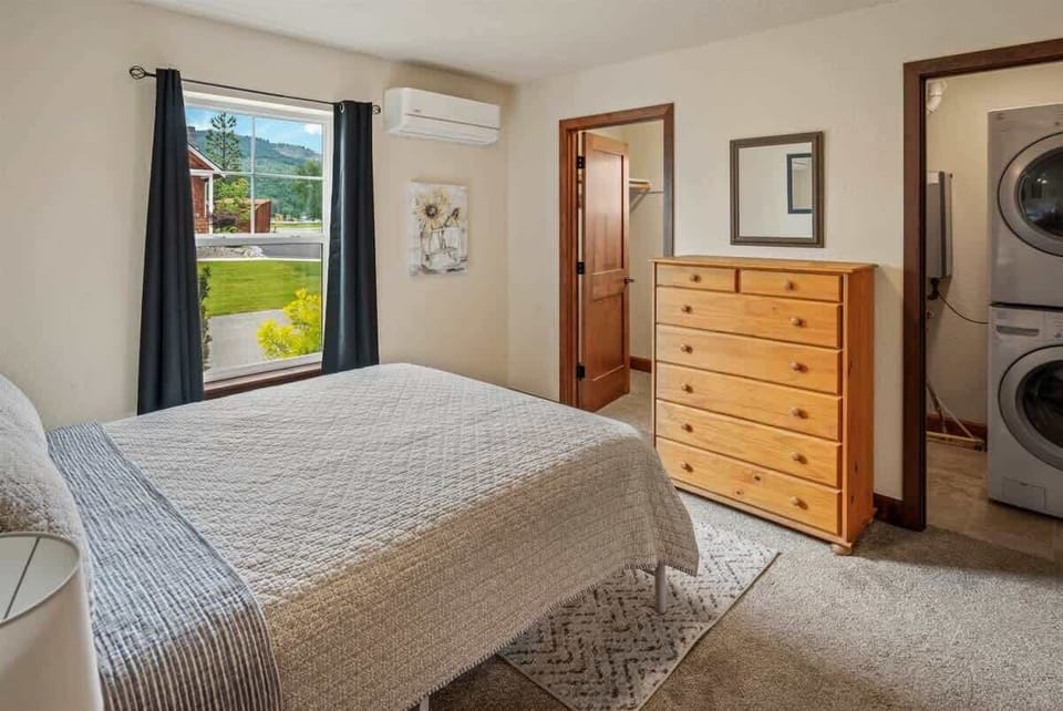 1st bedroom queen bed- main level 