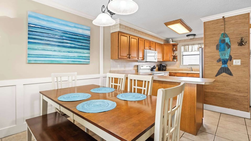 Dining area off kitchen