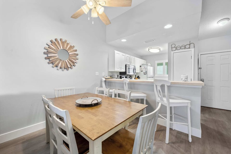 Dining area between living room and kitchen