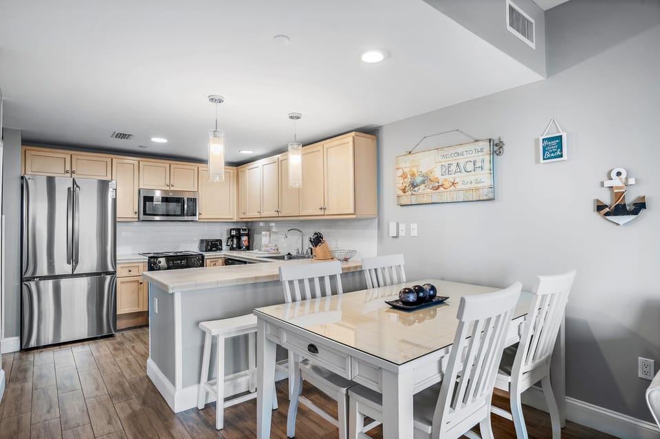 This is a luxurious 1 bedroom unit steps to Baytowne Wharf.