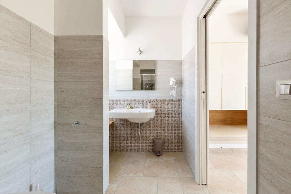 Room | Bathroom | Shower, hair dryer