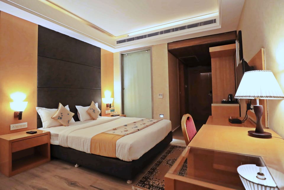 Egyptian cotton sheets, premium bedding, minibar, in-room safe