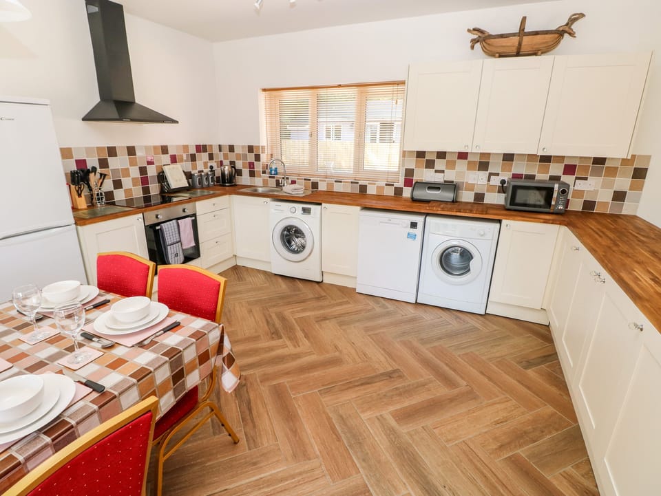 Cottage | Private kitchen | Fridge, microwave, dishwasher, electric kettle