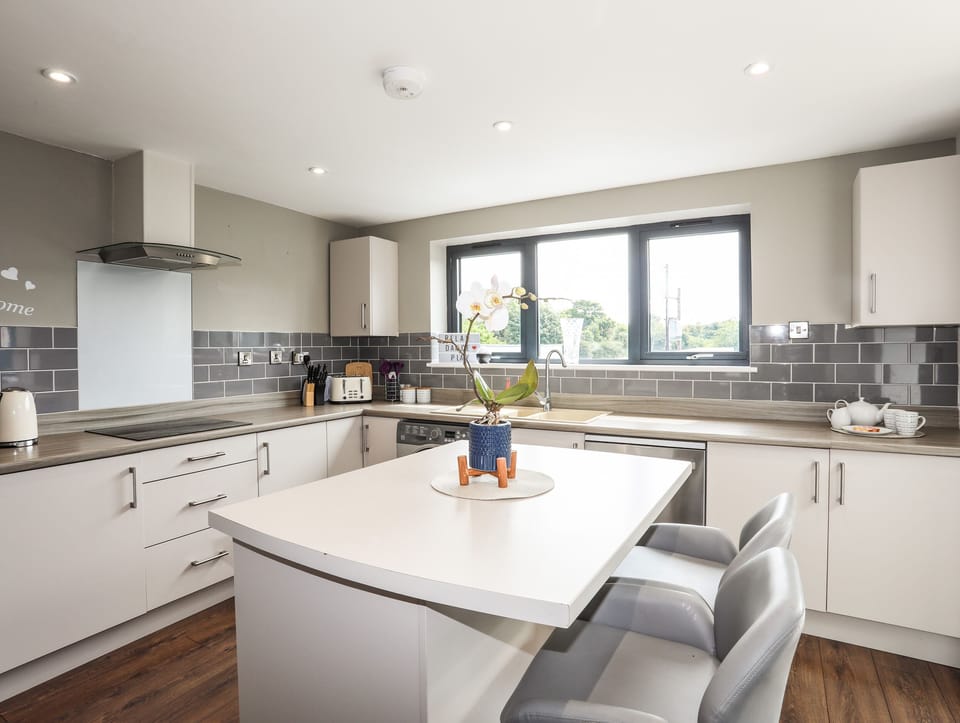 Cottage | Private kitchen | Fridge, microwave, dishwasher, electric kettle