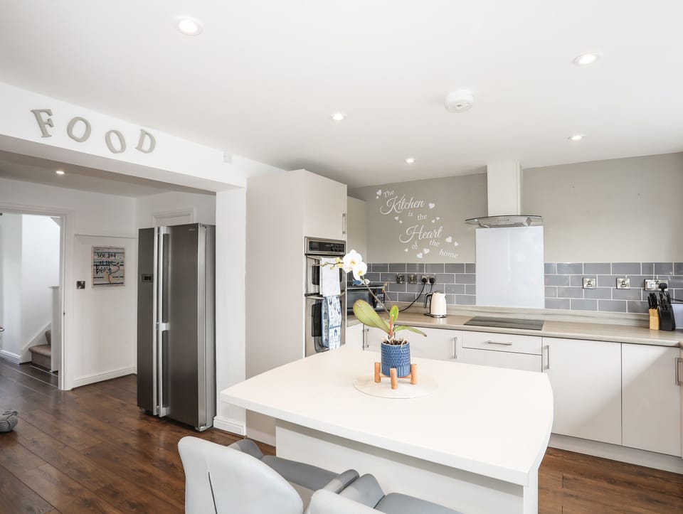 Cottage | Private kitchen | Fridge, microwave, dishwasher, electric kettle