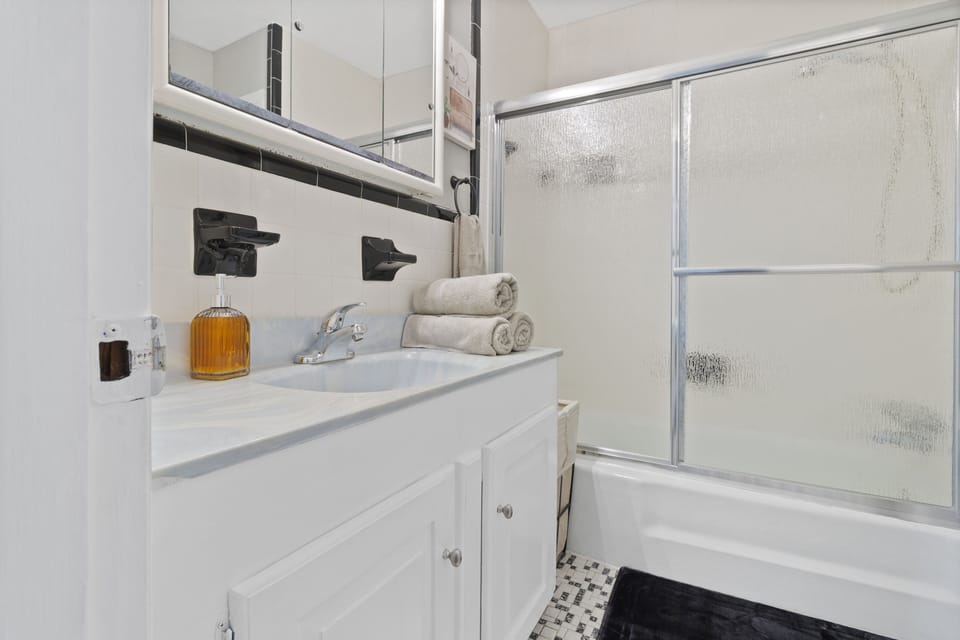 upstairs hall bathroom 