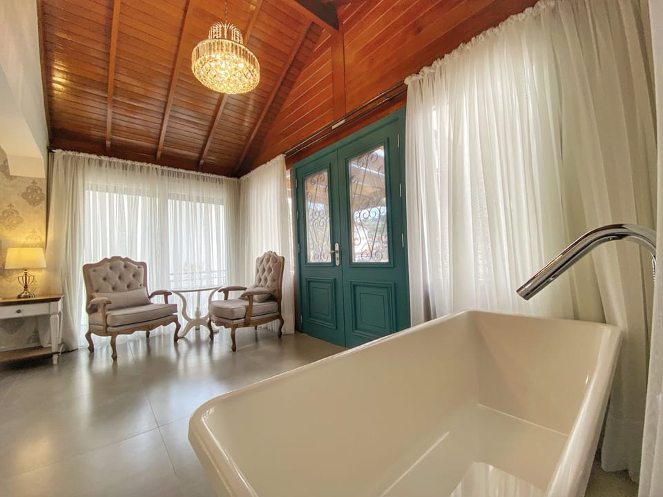 Luxury Suite | Premium bedding, minibar, in-room safe, individually decorated