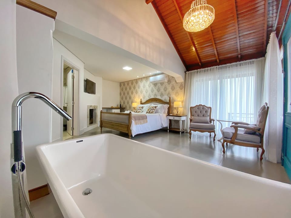 Luxury Suite | Premium bedding, minibar, in-room safe, individually decorated