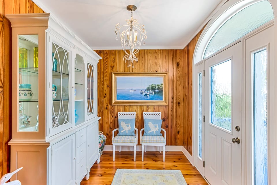 Entry foyer on the middle floor