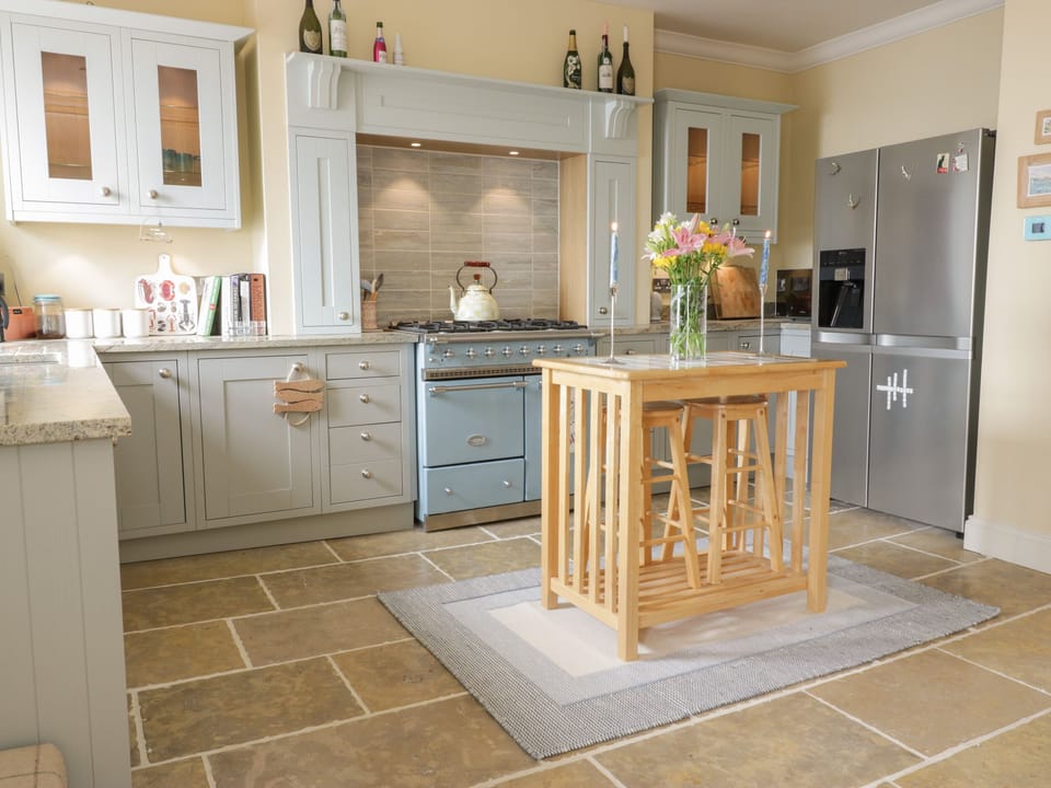 Cottage | Private kitchen | Fridge, dishwasher, electric kettle, toaster