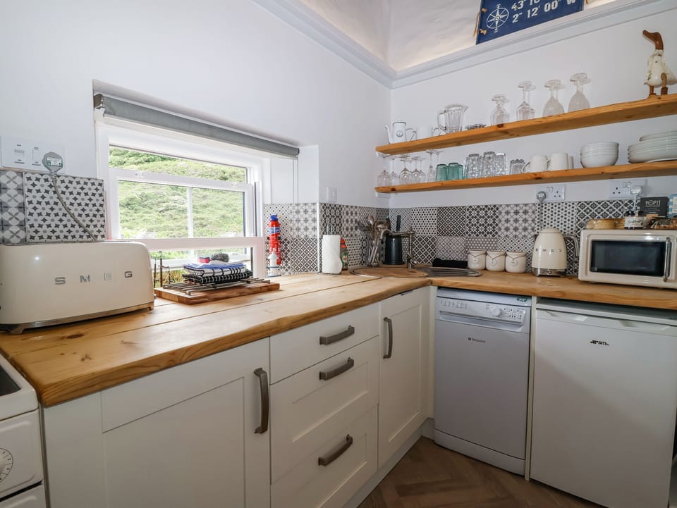 Cottage | Private kitchen | Fridge, microwave, dishwasher, electric kettle