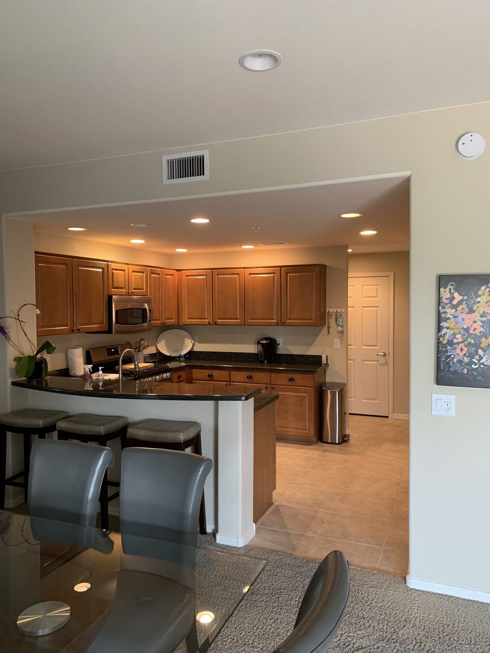 Fully stocked kitchen with bar - 3 stools