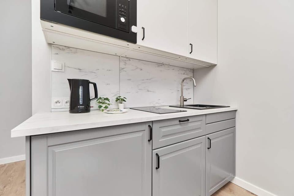 Kitchenette with plenty of kitchen utensils and dishes. 