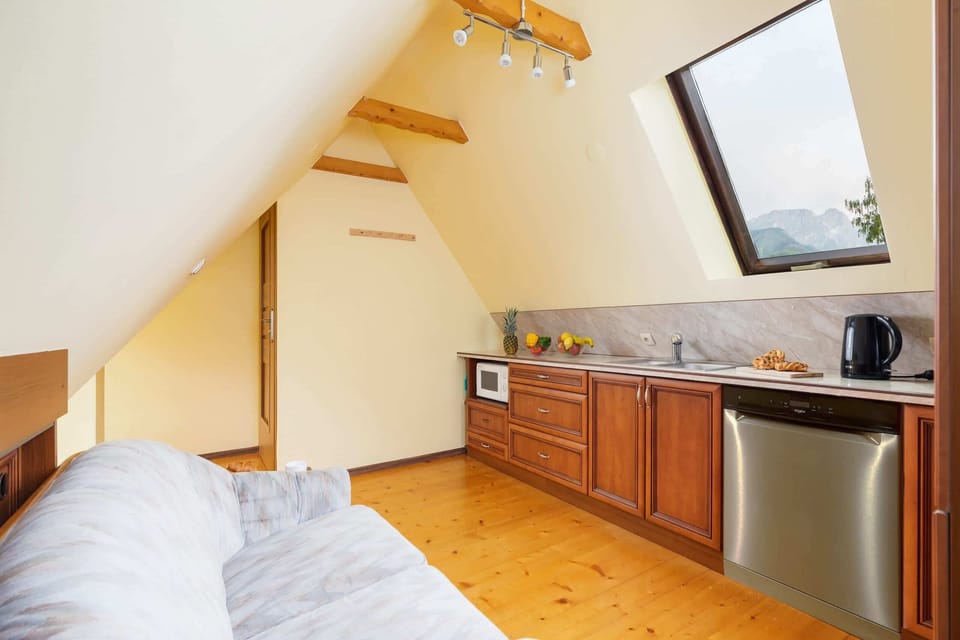 Fully equipped kitchenette. 