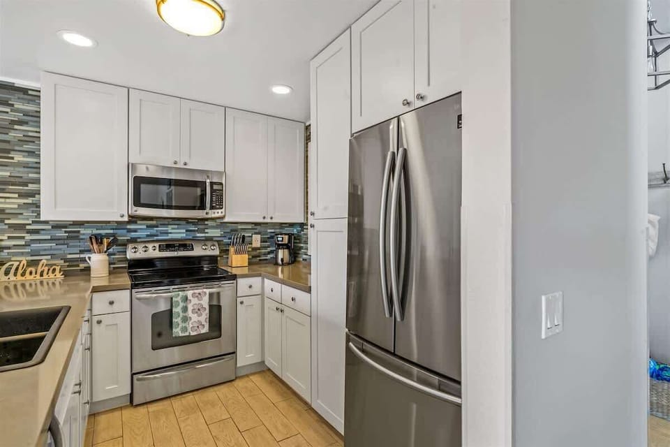 Plenty of storage in full kitchen