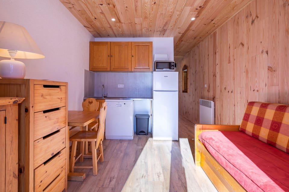Studio, Ensuite (Vue sur Montagne - 8G) | Private kitchen | Fridge, microwave, espresso maker, electric kettle