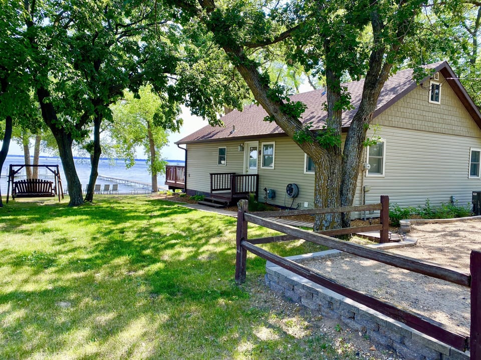Easy parking directly behind the cabin