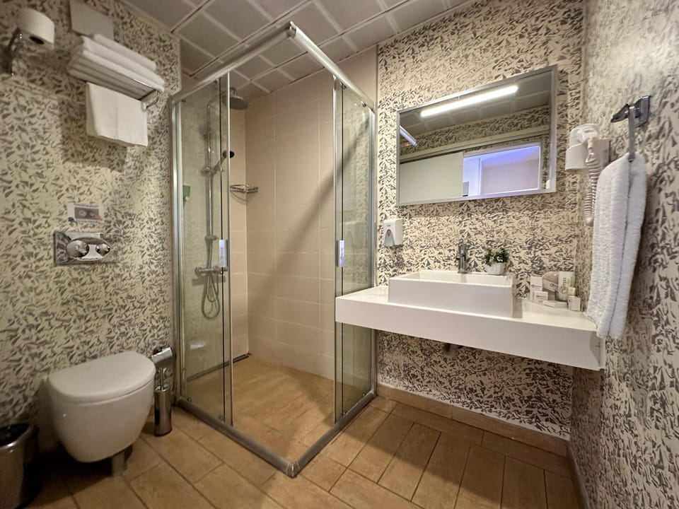Shower, rainfall showerhead, free toiletries, hair dryer