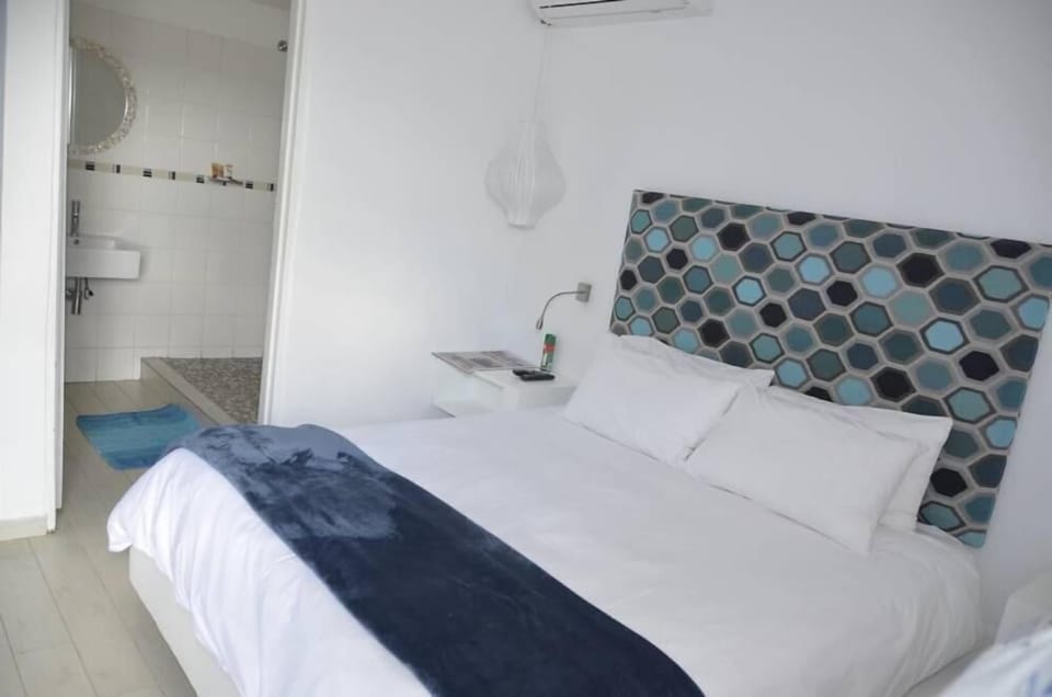Luxury Room | Bathroom | Shower, free toiletries, towels