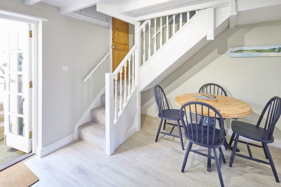 Spring Cottage, Whitby - Host & Stay