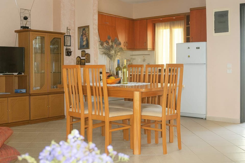 Benefit from a fully equipped and modern kitchen, filled with natural light and featuring ample workspace, quality appliances, and a thoughtful design for preparing meals with ease during your stay.