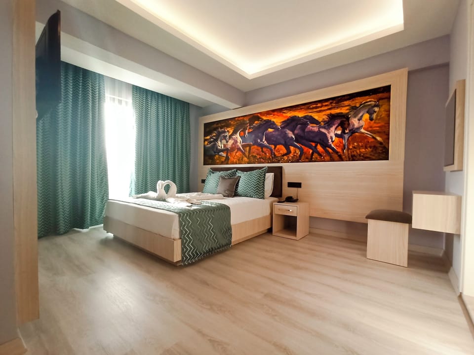 Standard Room, Sea View | Minibar, in-room safe, individually decorated, free WiFi
